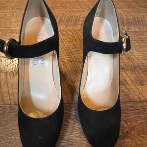 Black chunky heels with strap. Only worn a couple times.